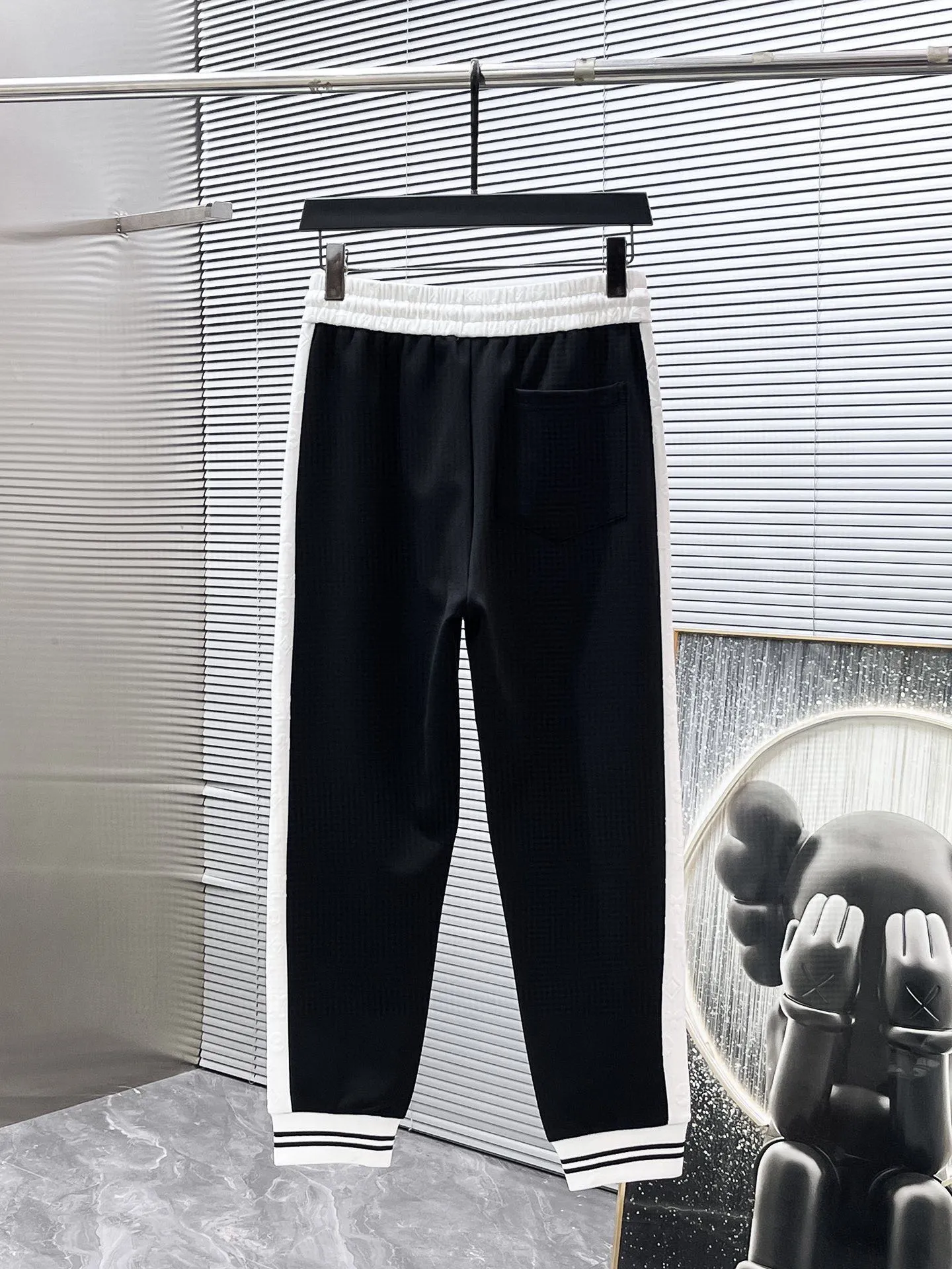 🅿️720 LV hot-selling suit is coming. Focus on the original version of the official website. 2025 new hot-selling cardigan suit. The original order is the best. 🇭🇰The meticulous work of top designers. It has a fitting and perfect upper body effect. All-natural high-quality Tencel Roman cotton 100%, close-fitting comfort, noble and elegant! Original hardware embodies elegance and nobility! Counter size: M-3XL (maximum wear up to 190 pounds)